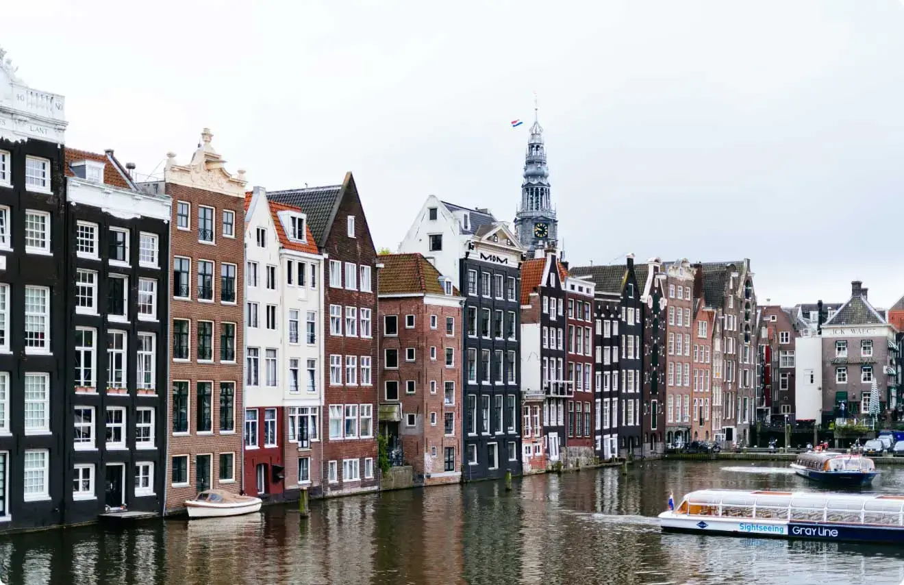 roman-kraft-skKOohfqQao-unsplash-optimized Big building, lake and boats