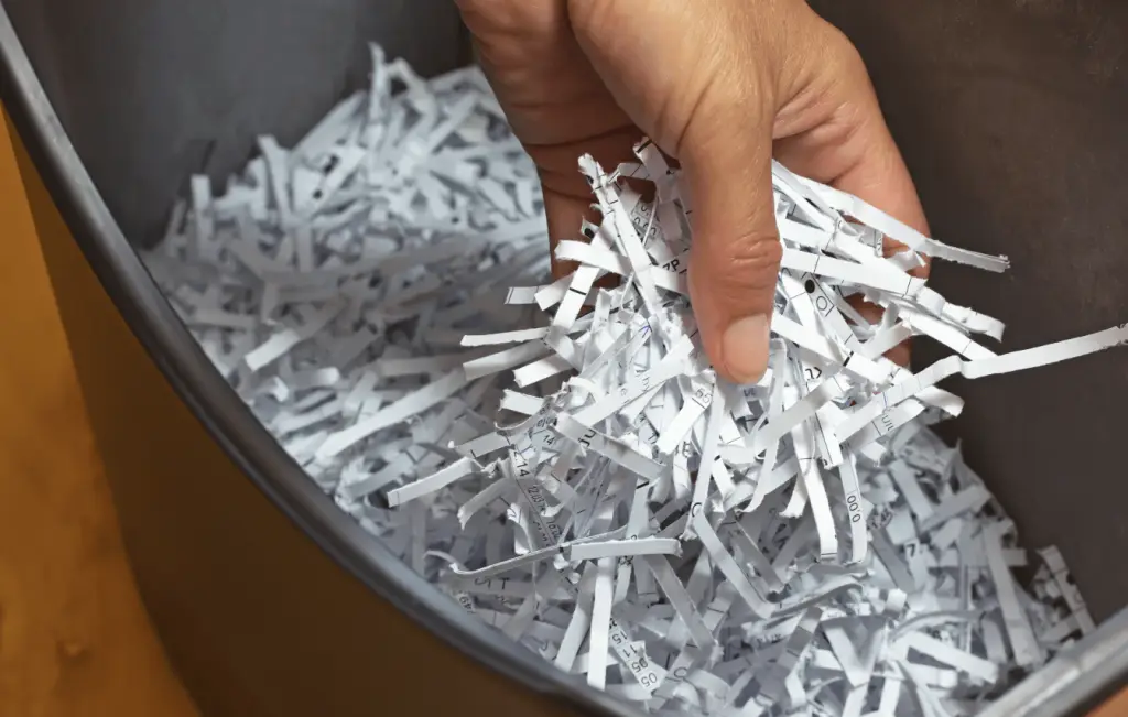 shutterstock_209201815 Hand holding shredded paper