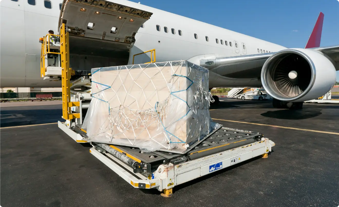 shutterstock_428767027@2x Package loading to plane